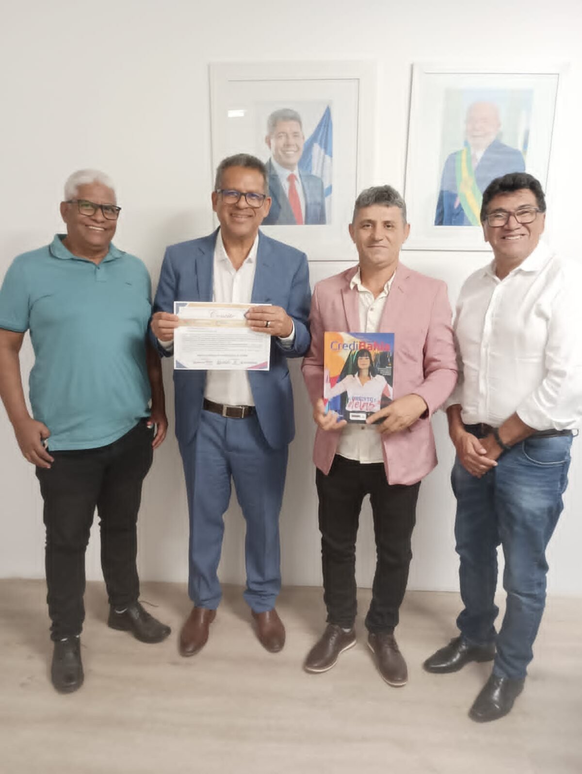 No dia 8 de julho foi dada a construção coletiva em prol do fortalecimento dos pequenos negócios que acaba de ganhar mais um importante reforço. O Centro Público de Economia Solidária (CESOL), representado pelo Superintendente Wenceslau Júnior e a Associação das Micro e Pequenas Empresas e dos Empreendedores Individuais do Estado da Bahia (AMPESBA), em sua representação o Presidente Agnaldo Joaquim – Durunga, oficializaram uma parceria estratégica para a realização do XVI Congresso Norte e Nordeste das Micro e Pequenas Empresas e a segunda edição do XVIII Encontro Nacional de Líderes das MPEs, que acontecerão nos dias 6 e 7 de outubro de 2025, no Centro de Convenções de Ilhéus – BA. O acordo reforça o compromisso de ambas as instituições com o desenvolvimento sustentável, a inclusão produtiva e a valorização do empreendedorismo regional. A parceria prevê ações conjuntas de mobilização, divulgação, participação ativa durante o evento e apoio a empreendimentos da economia solidária. A união entre CESOL e AMPESBA demonstra a importância de integrar diferentes segmentos do ecossistema de empreendedorismo, promovendo oportunidades, troca de experiências e visibilidade para iniciativas que geram impacto social e econômico nos territórios. Com o tema “A Revolução da IA no Empreendedorismo”, o evento deve reunir lideranças, gestores públicos, empresários, cooperativas, associações e instituições de apoio de todo o país, sendo uma vitrine de inovações tecnológicas, boas práticas e políticas públicas voltadas ao fortalecimento das micro e pequenas empresas brasileiras.